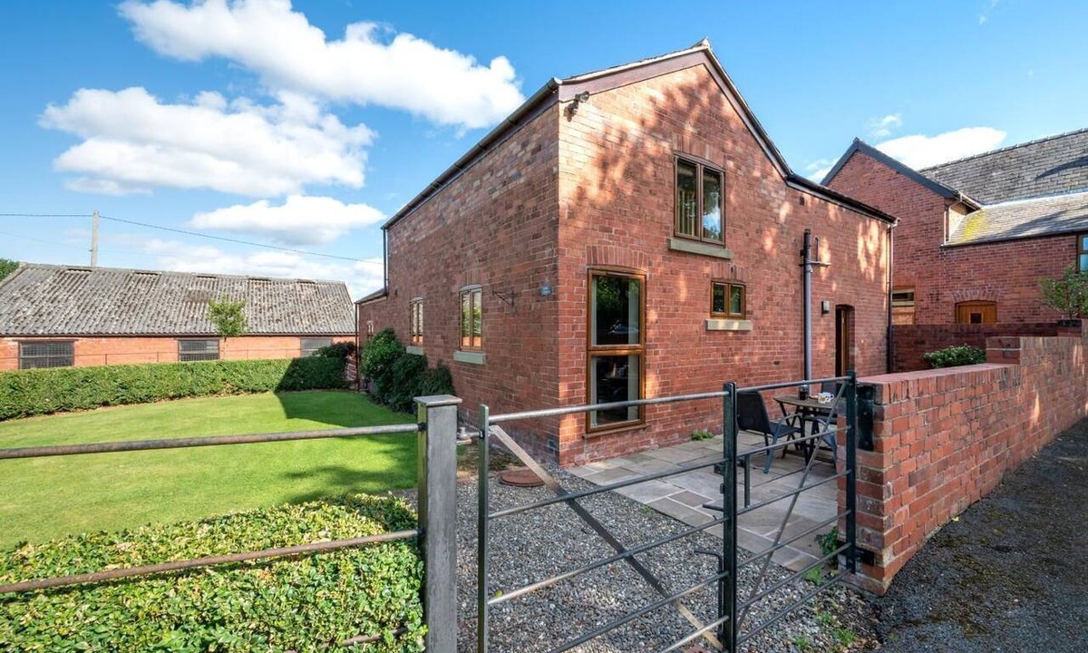 Overton-on-dee Cottage | 2 Bed in Wrexham (oc-26687)