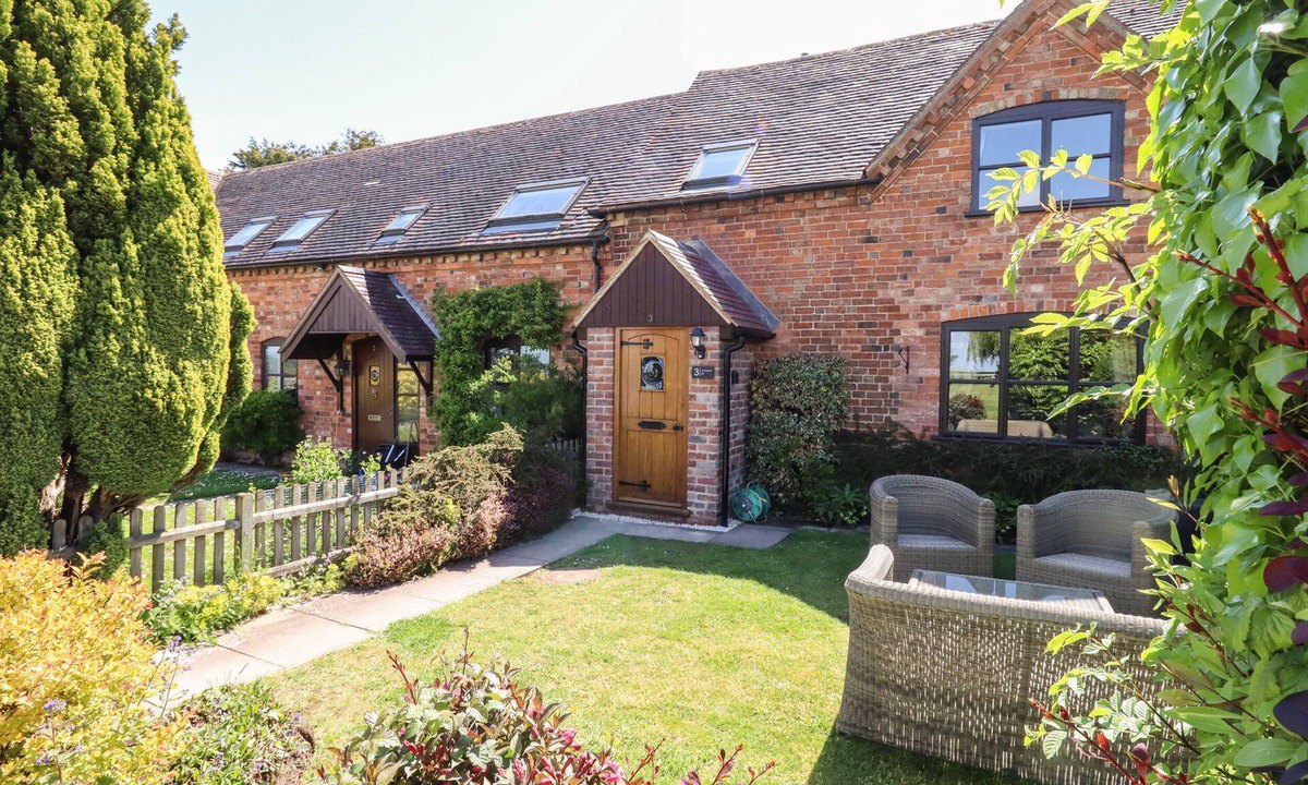 Pershore Cottage | 3 MOUNT PLEASANT, pet friendly, with a garden in Pershore