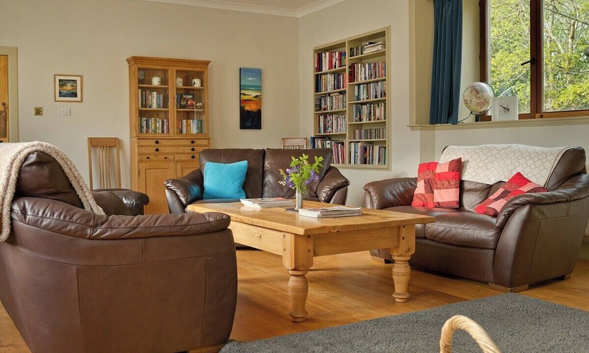 Dunning House | A large spacious 3 bedroomed house in farmyard courtyard.