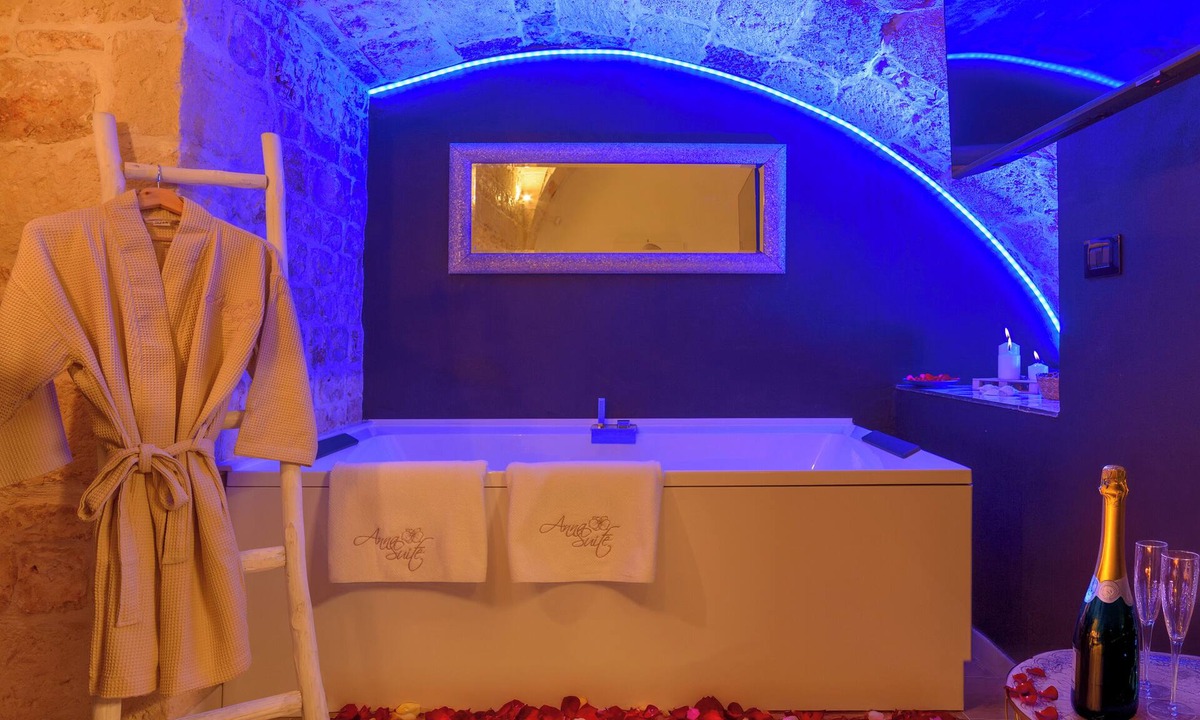 Conversano House | Anna Suite with Jacuzzi in the center of Conversano