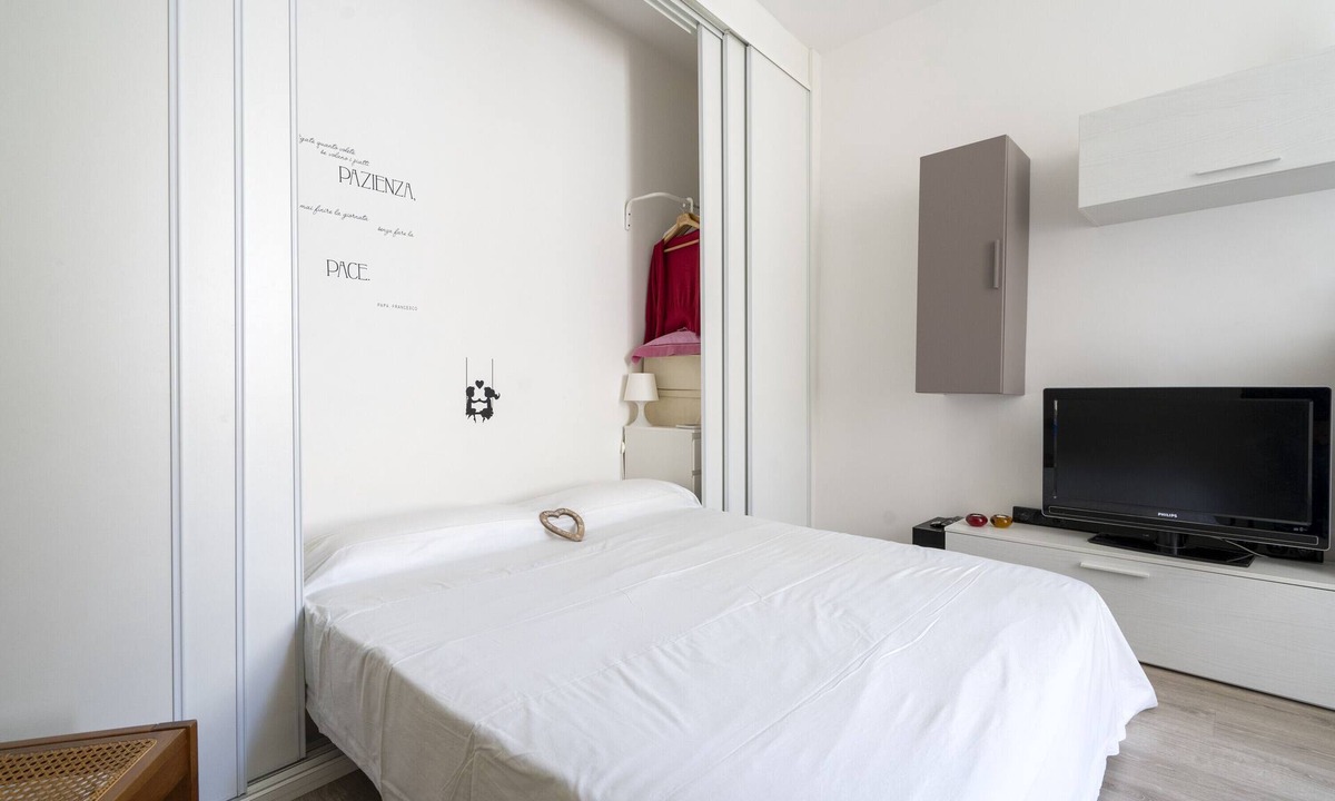 Conversano Apartment | Apartment "Còmme a Ccàste in the City Center" with Balconies & A/C