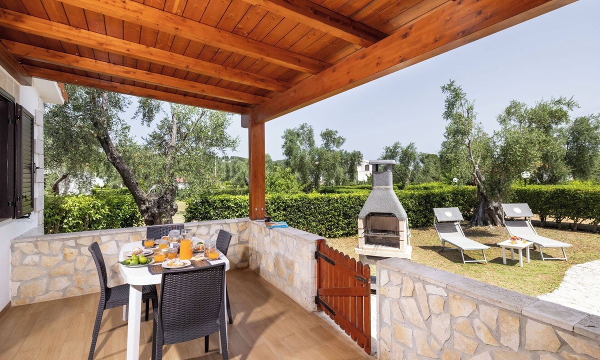 Chiesiola Apartment | Apartment "semi-detached Villa" for 5/6 person on the ground floor with separate entrances and with square meters 150 private Garden with Barbecue and Sunbeds