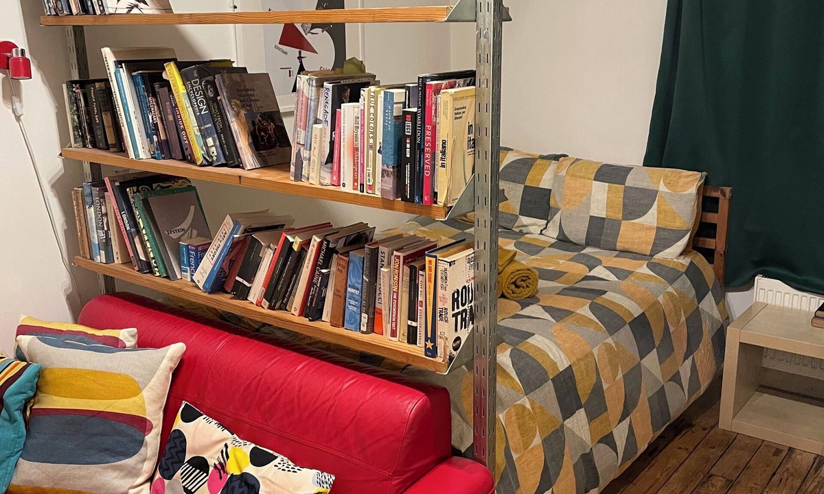 Raynes Park Apartment | Artistic, 1930's studio-flat - 20 mins to Central London.