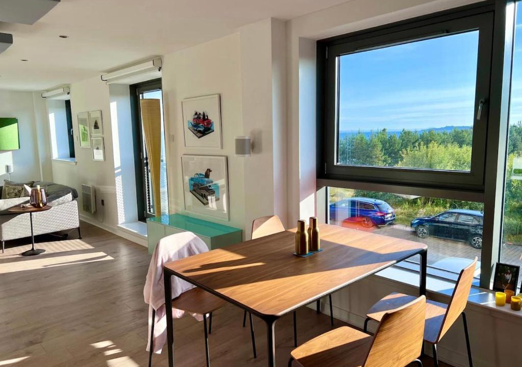 Newhaven Apartment | Beautiful modern sea-side apartment in the city