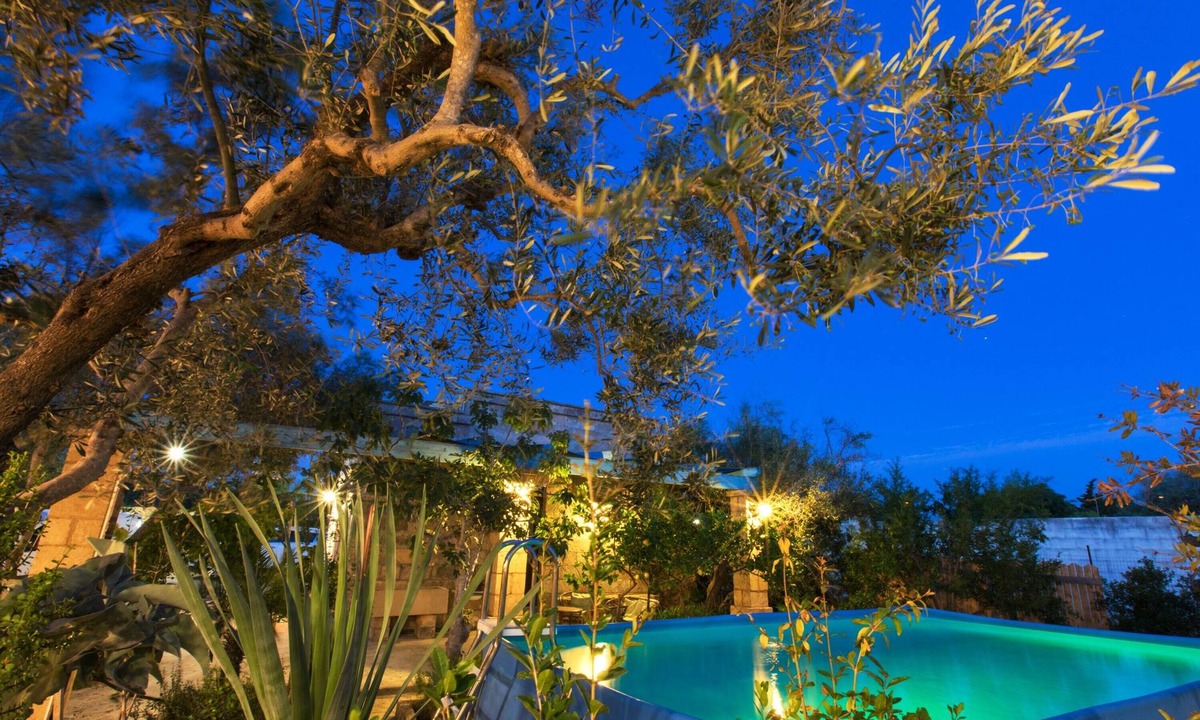 Torre Suda Villa | Bright villa with swimming pool surrounded by greenery near the sea