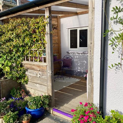 Glastonbury Apartment | Cute self-contained guest room with ensuite and private decked porch in Glastonbury