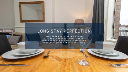 Westoe Apartment | Free Parking, Huge 4 King Bedroom Townhouse, Fast WIFI, Fully Equipped Kitchen, 15 min drive to Nissan, 20 min to Newcastle Sunderland, Ideal for Long Term Contractor etc Stays, Regular Housekeeping Option - Dwellcome Home Ltd - See Our Site for Assurance