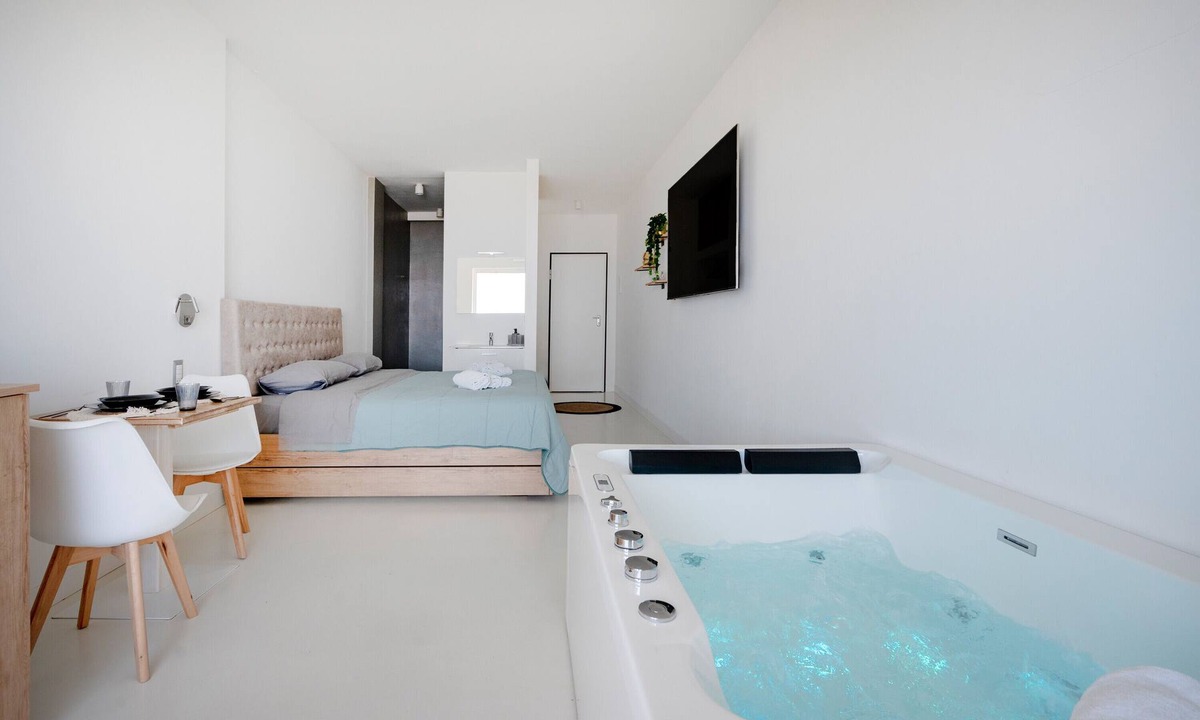 Selva di Fasano House | Holiday Home 'Angel Suite 2' with Balcony, Wi-Fi and Air Conditioning