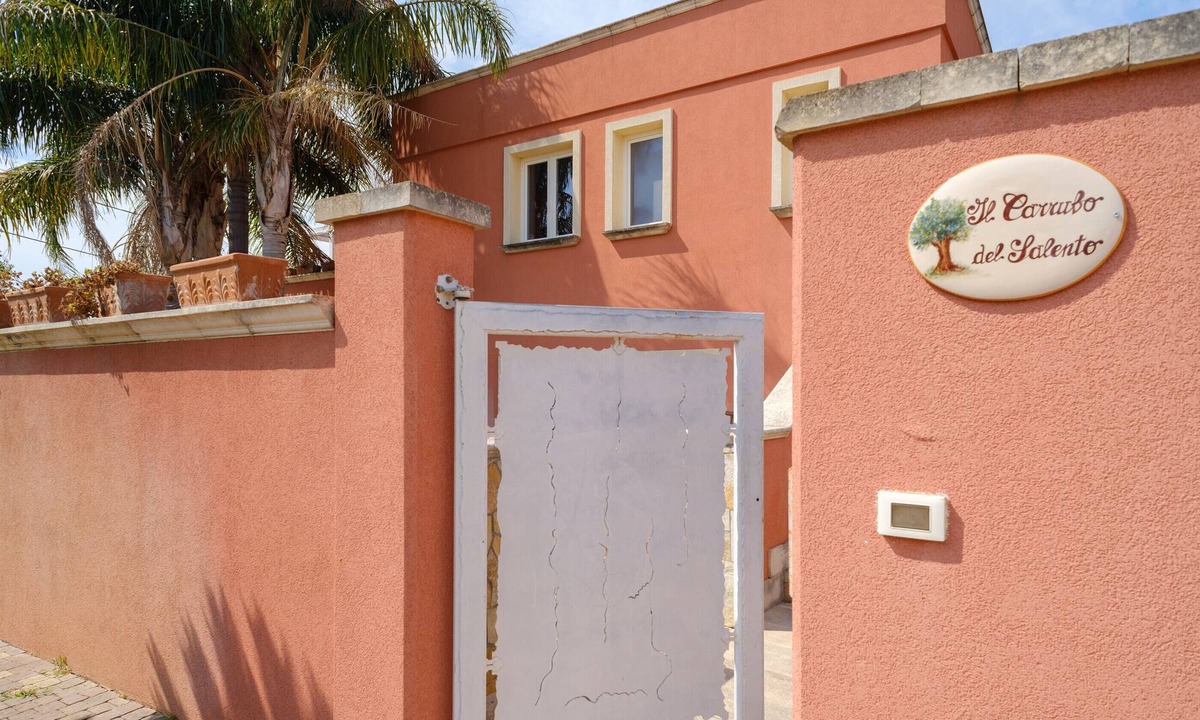 Copertino House | Holiday Home 'Il Carrubo Del Salento' with Private Terrace, Wi-Fi and Air Conditioning