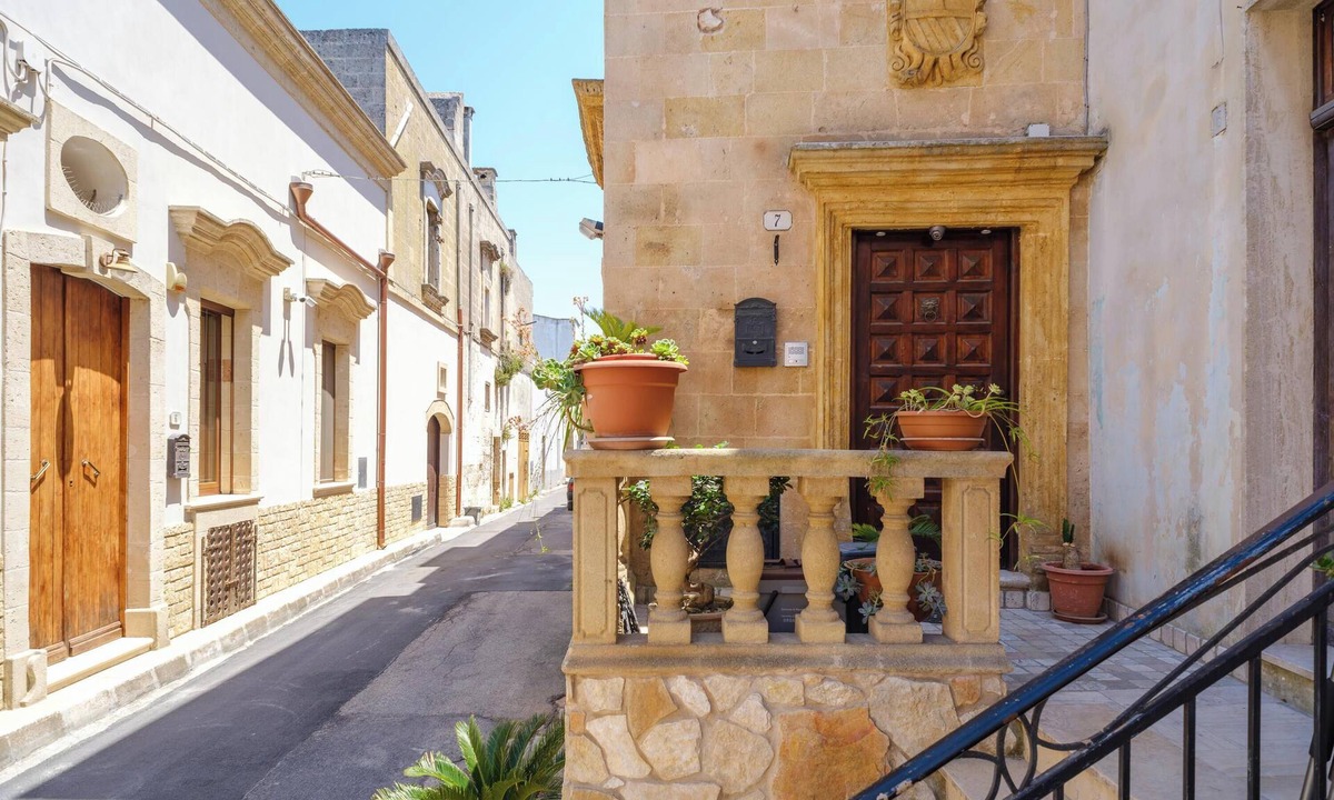 Manduria House | 'Holiday Home Il Giglio' close to City Centre with Terraces & Wi-Fi