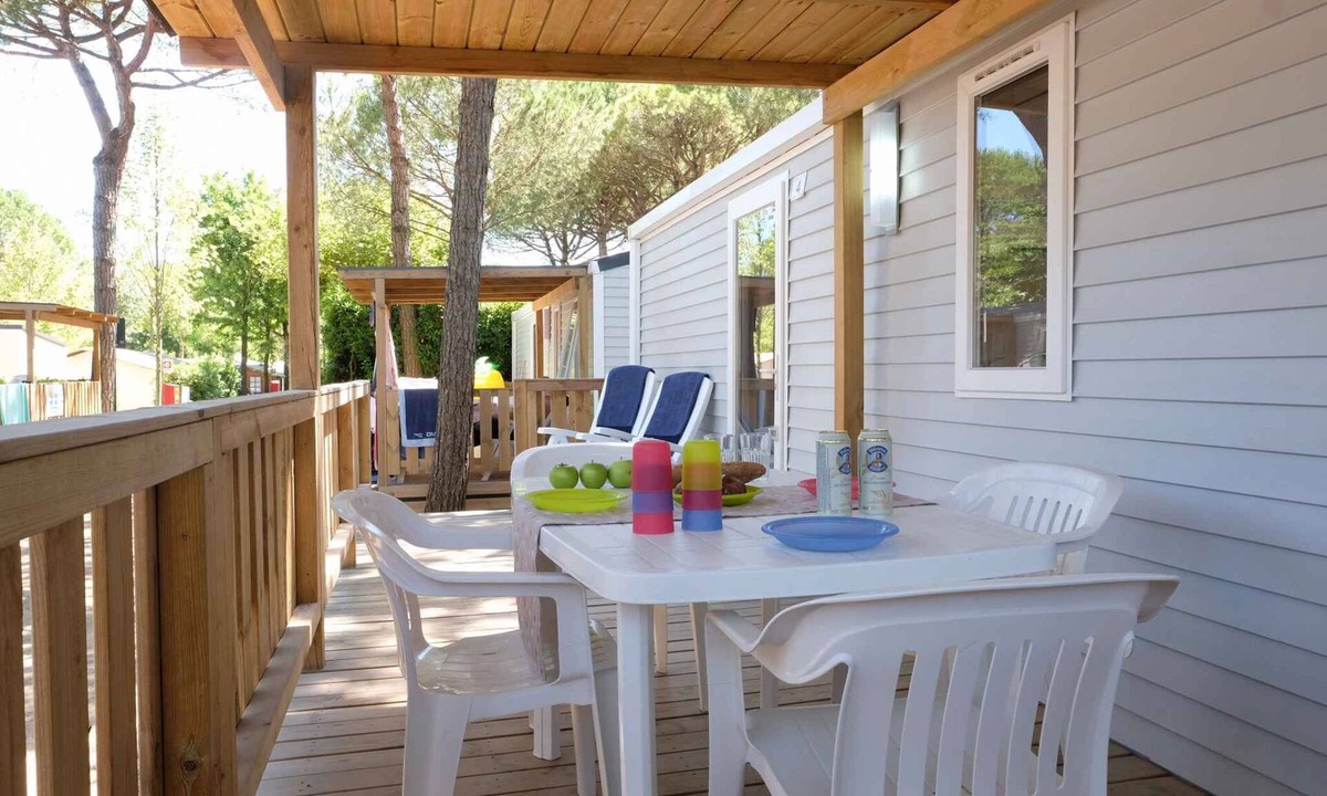 Mandrione House | Mobilehome with half-imagined wooden terrace