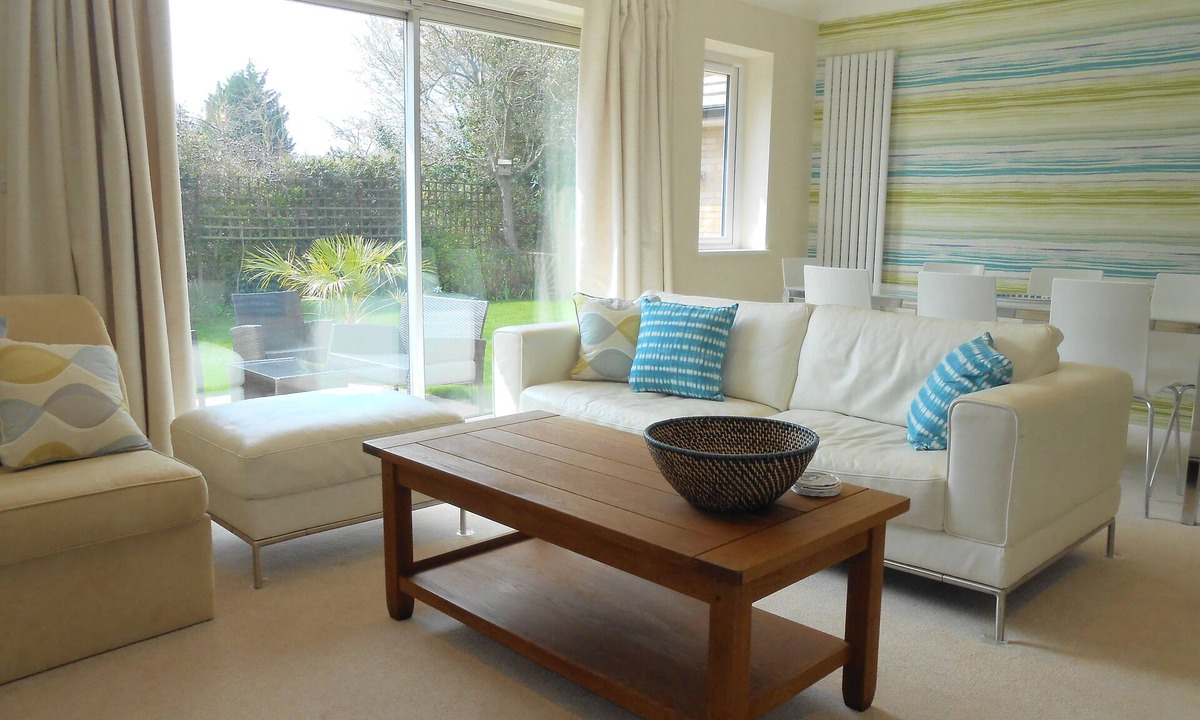 Epsom House | Modern Contemporary Bungalow With Sunny Garden, Sleeps 9, Easy access to London