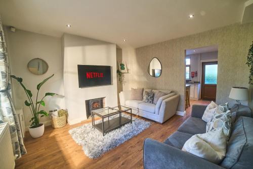 Eccleston House | Modern Cosy 2-Bed Terrace with Private Garden