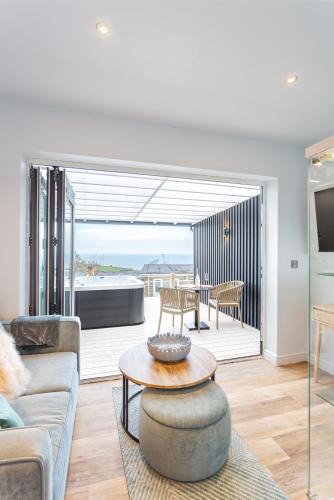Hele Apartment | North Devon Resort - One Bedroom Vista Seaview with Hot Tub!