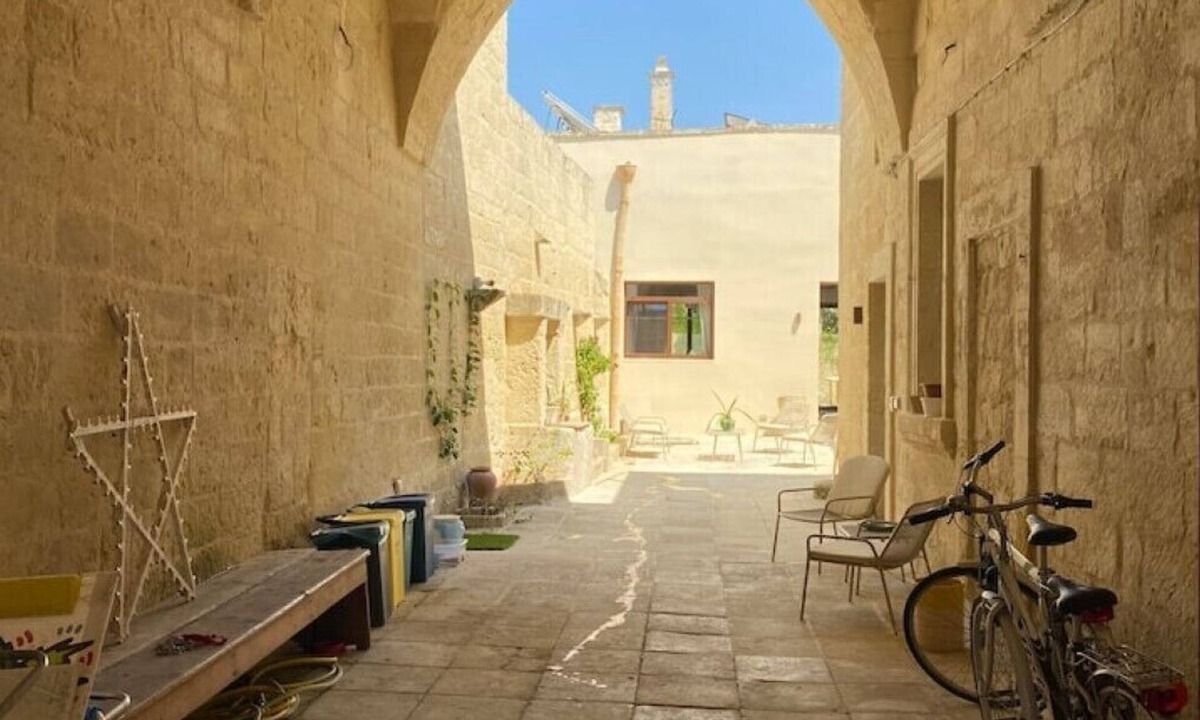 Vernole House | Old courtyard house in the village