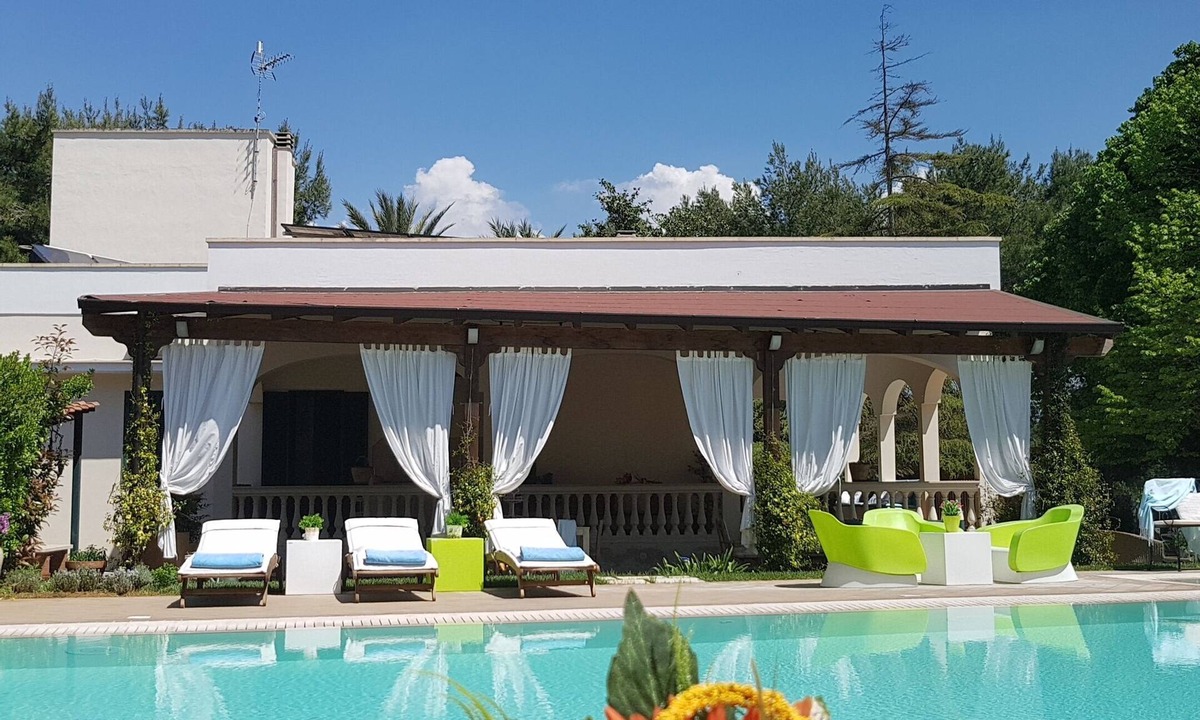 Galatina Villa | Piscina a sfioro riscaldata, tennis, area benessere, wifi nel cuore del Salento!