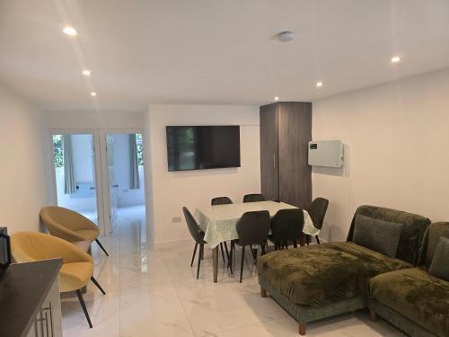 Aldermaston Wharf Apartment | Reading three bedroom luxury chalet
