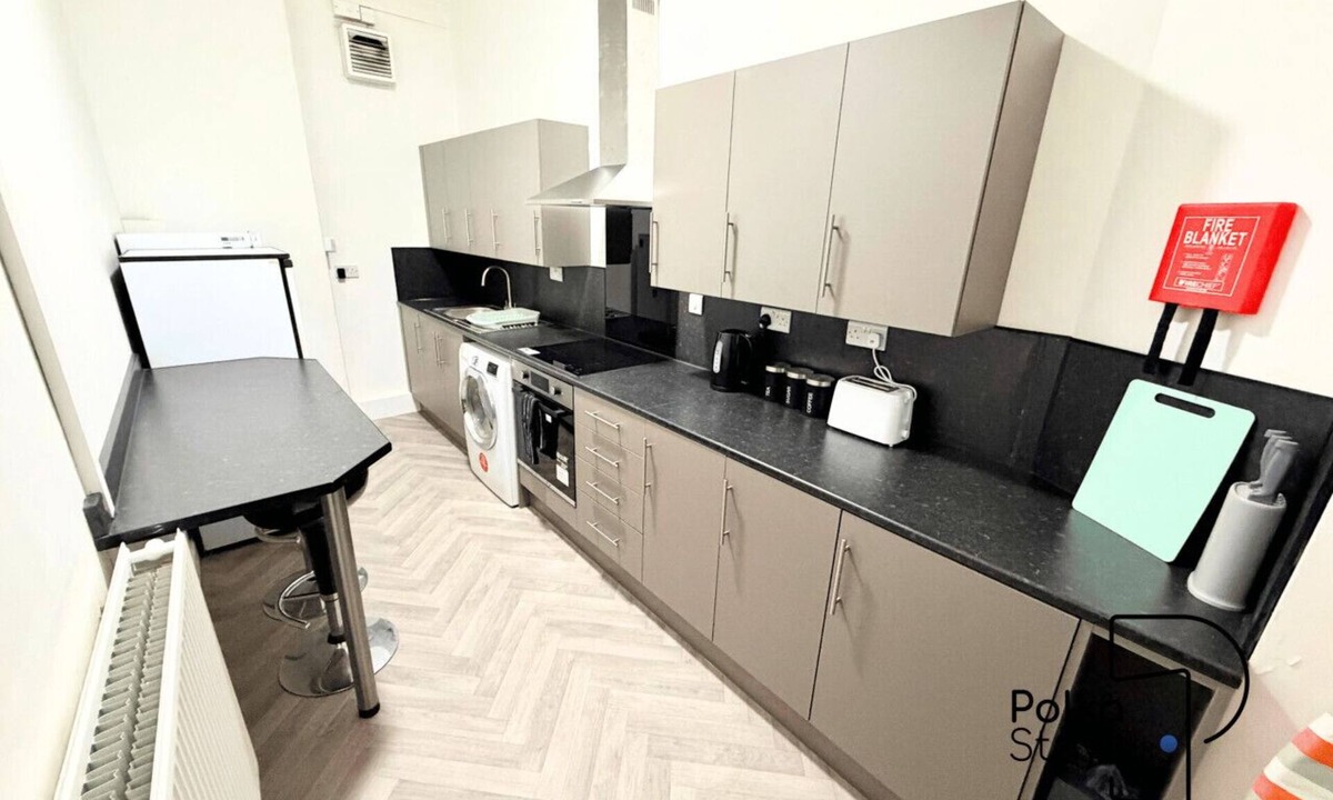 Ormskirk Apartment | Spacious Ormskirk Contractor Stay by PolkaStays