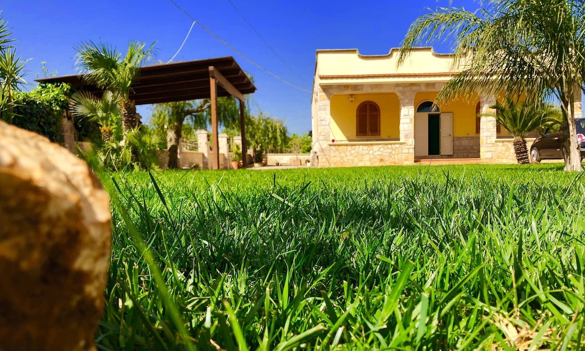 San Vito dei Normanni Villa | Splendid Villa with Relax Pool in Puglia
