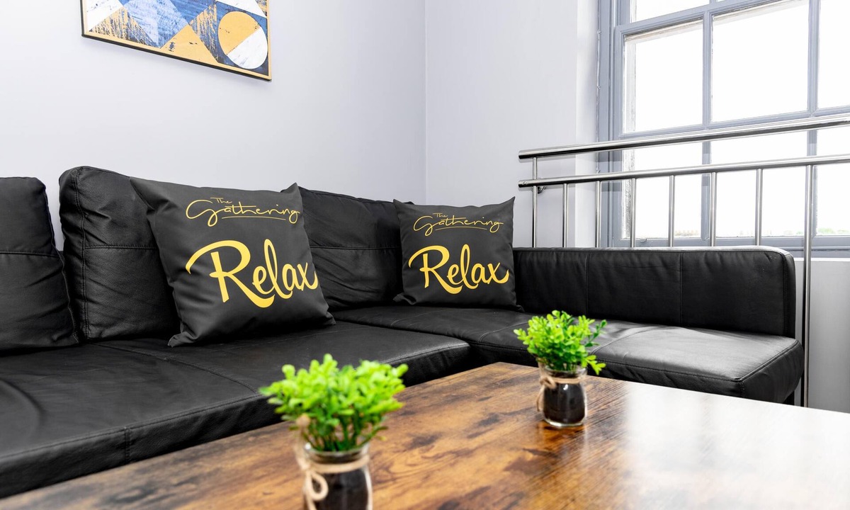 Wrexham Apartment | The Eisteddfod - Berwyn House - Central Wrexham - Sleeps Up To 5