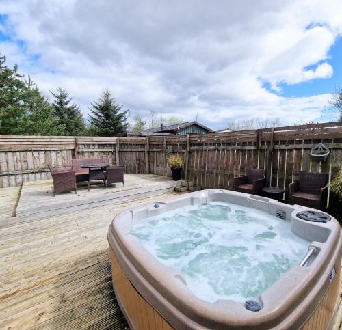 Kelty Ski Chalet | Torridon 1 with Private Hot Tub - Fife - Loch Leven - Lomond Hills- Pet Friendly