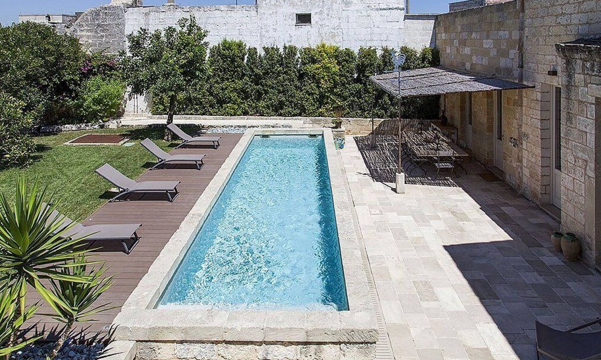 Giuggianello Villa | Villa Fragranza: An elegant and welcoming two-story ancient house surrounded by a citrus garden, with Free WI-FI.