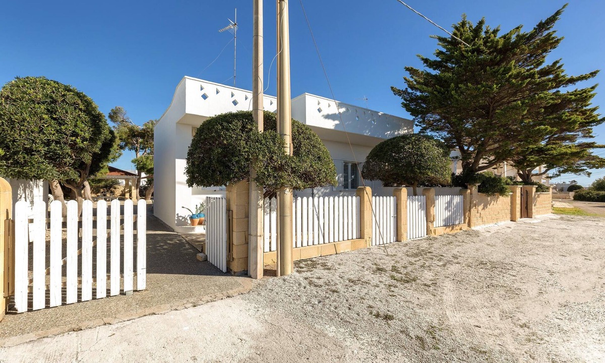 Posto Rosso House | Villetta White by BarbarHouse