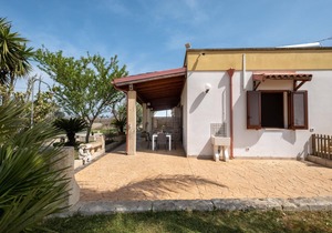 Apartment 'Villa Maddalena - Monolocale 3' close to the Sea with Garden & Wi-Fi