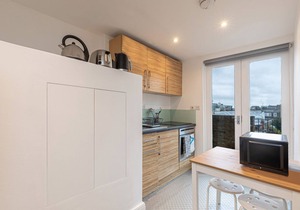 Modern studio flat w/balcony on the King’s Road in Chelsea, London