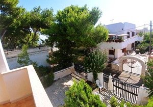 Terraced house a stone's throw from the sea (Int. 5)