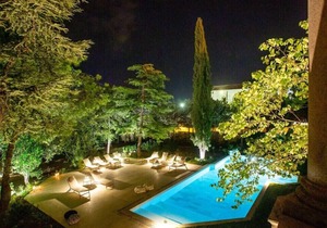 The elegant resort has various houses with independent entrances from the park