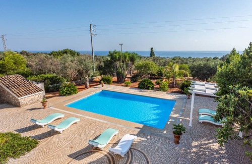 Marina di Felloniche Villa | 200 m² Villa ∙ 4 bedrooms ∙ 20 guests