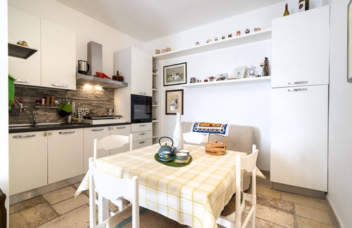 Conversano Apartment | Apartment "Còmme a Ccàste in the City Center" with Balconies & A/C