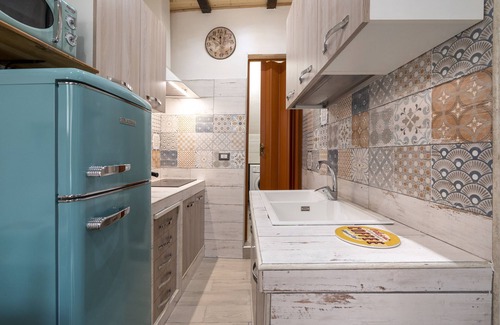 Mola di Bari Apartment | Apartment 'Dimora Donna Lucrezia' with Balcony and Air Conditioning