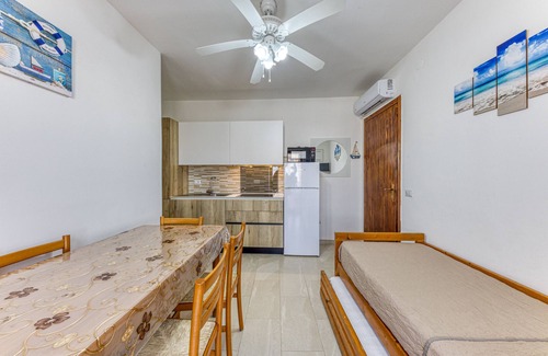 Lido Marini House | Holiday Home 'Appartamento A 50 M Dal Mare' with Balcony and Air Conditioning