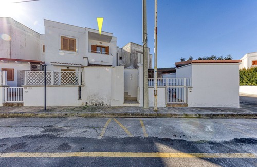 Lido Marini House | Holiday Home 'Appartamento A 50 M Dal Mare' with Balcony and Air Conditioning