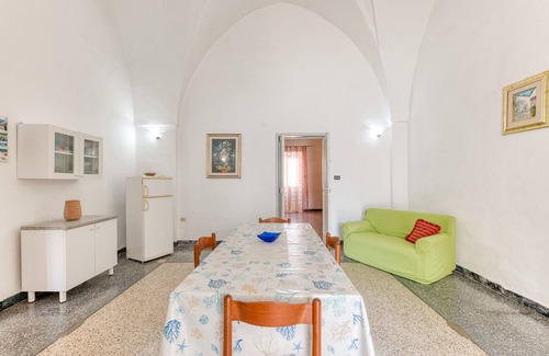 Felline House | Holiday Home 'Casa Saulle - Costruzione Tipica' with Terrace, Garden and Air Conditioning