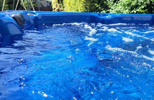 Castromediano House | Il Giardino Di Flora con Piscina & Jacuzzi
