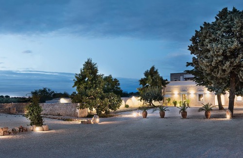 Ceglie Messapica Cottage | Masseria Il Mandorlo Fiorito x 8 The Most Beautiful in Itria Valley Private Pool.