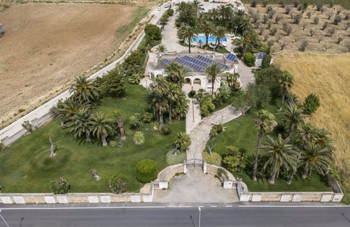 Nardo Villa | Stunning private villa with WIFI, A/C, private pool, hot tub, TV, patio and pets allowed