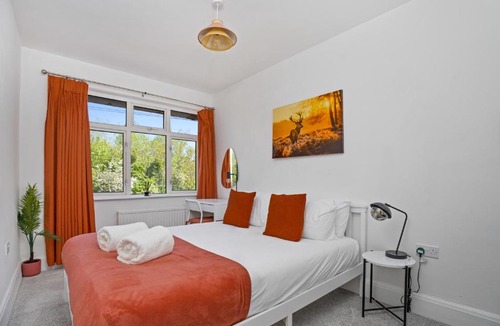 Wraysbury Apartment | 2 Bed Contractor Accommodation - 15min Drive to Heathrow & Windsor