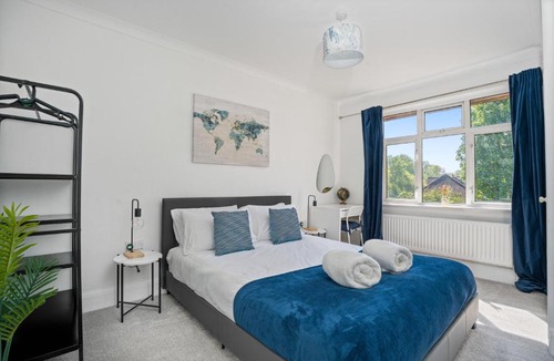 Wraysbury Apartment | 2 Bed Contractor Accommodation - 15min Drive to Heathrow & Windsor