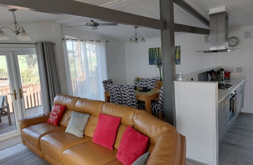 Scalby Cabin | 40ft x 20ft luxury holiday lodge near Scarborough; 3 bed, sleeps 6, hot tub