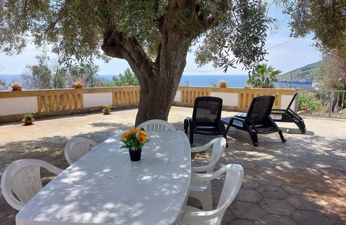 Marina Serra House | A corner of paradise in the green of an olive grove just a few steps from the sea