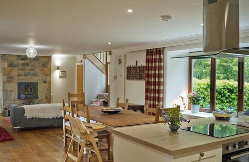 Dunning House | A large spacious 3 bedroomed house in farmyard courtyard.