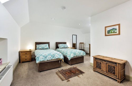 Dunning House | A large spacious 3 bedroomed house in farmyard courtyard.