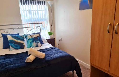 Warrington Apartment | Ample Comforts - 2 bedroom, Cozy Apartment Sleeps 4. Central Warrington. Free Se