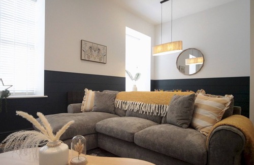 Bont Newydd Apartment | Apartment 5 Old Conservative Club in Historic Town - Pass the Keys