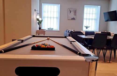 Bont Newydd Apartment | Apartment 6 Old Conservative Club in Historic Town - Pass the Keys