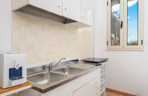 Cocumola Apartment | Apartment 'Angeli Nel Salento - Casa Vacanza 1' with Shared Terrace, Wi-Fi and Air Conditioning